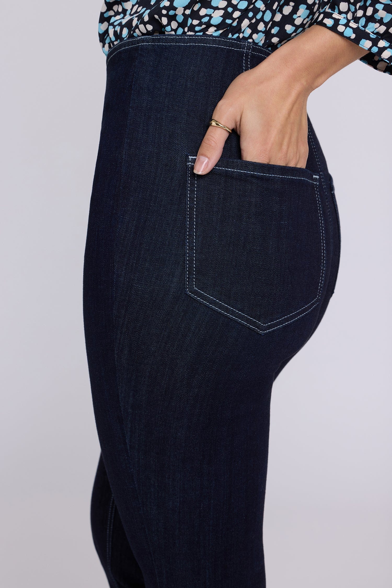 Marilyn Straight Pull-on Jeans thumbnail 7